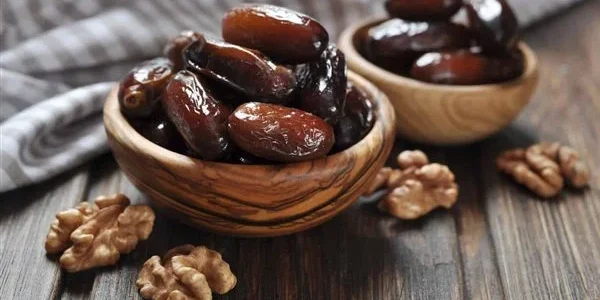 تفسير حلم رؤية التمر في المنام وعلاقته بقدوم الخير 1 تفسير التمر في الحلم للعزباء