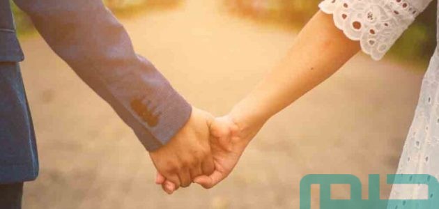 تفسير حلم رؤية مسك يد رجل معروف في المنام ودلالاته وبشرياته 1 تفسير حلم رؤية مسك يد رجل