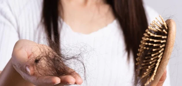 تفسير حلم رؤية تساقط الشعر في المنام للعزباء وعلاقته بالمنصب العالي 1 تفسير رؤية تساقط الشعر في المنام
