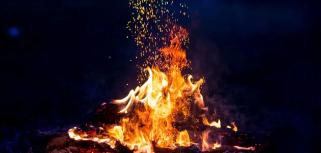 تفسير حلم رؤية خروج النار من الأرض في وقت أذان الفجر في المنام وعلاقته بالحب والدفء 1 تفسير رؤية خروج النار من الأرض
