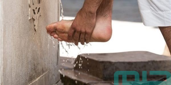 تفسير حلم رؤية الوضوء وغسل القدمين في المنام وعلاقته بالفرحة 1 ما تفسير حلم الوضوء وغسل القدمين؟