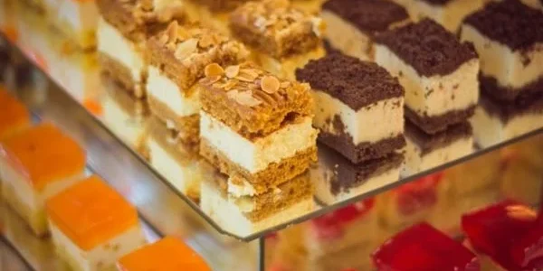 دلالات تفسير حلم رؤية الحلويات في المنام 1 تفسير حلم رؤية الحلويات في المنام