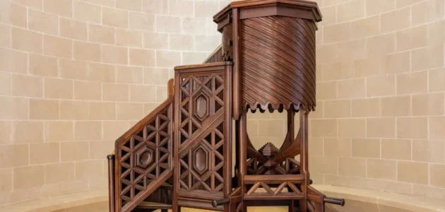 تفسير حلم رؤية المنبر في المنام وعلاقتها بالترقية 1 تفسير حلم رؤية المنبر