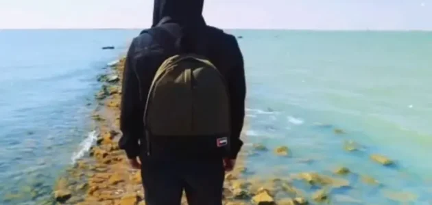 بُشريات تفسير حلم رؤية شخص يدير ظهره في المنام 1 تفسير حلم رؤية شخص يدير ظهره