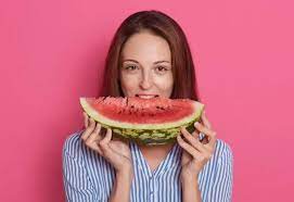 تفسير حلم أكل البطيخ الأحمر في المنام