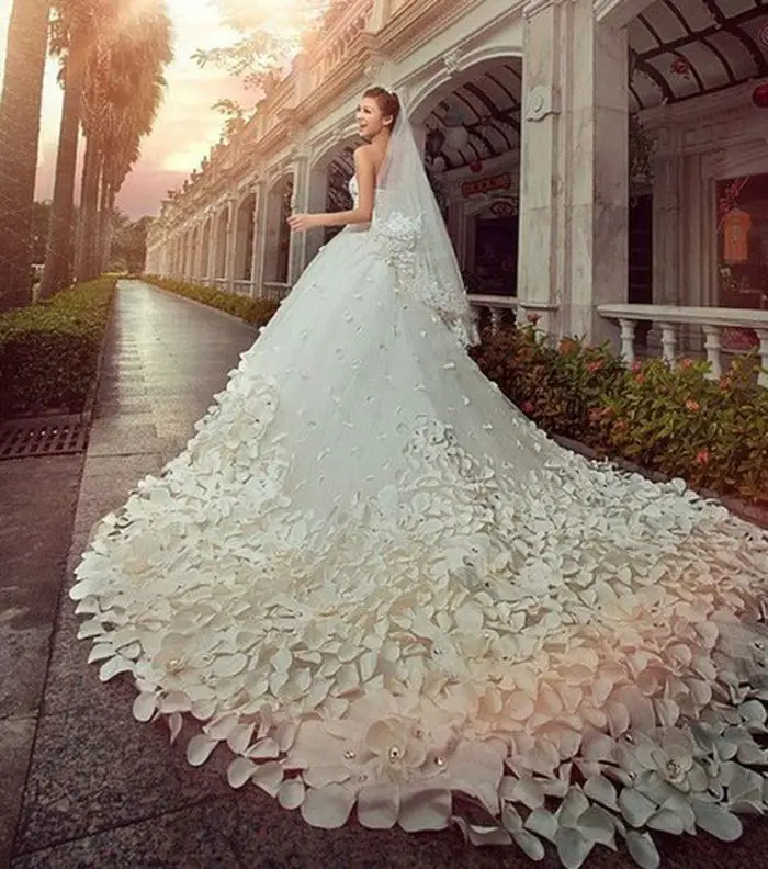 ما تفسير رؤية عروس بفستان أبيض في المنام