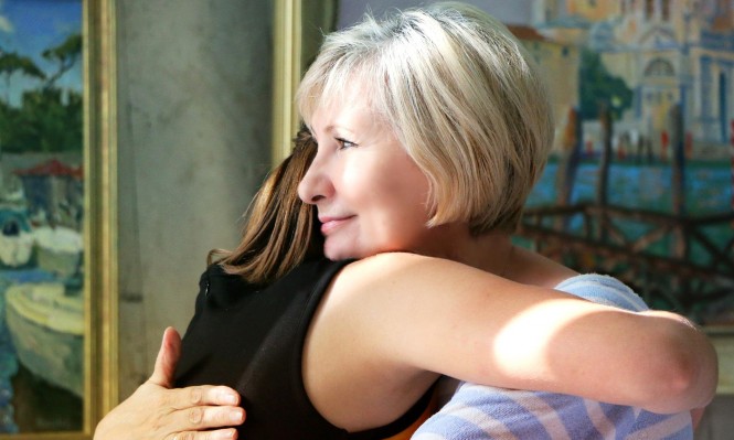 تفسير رؤية عناق الخالة في المنام