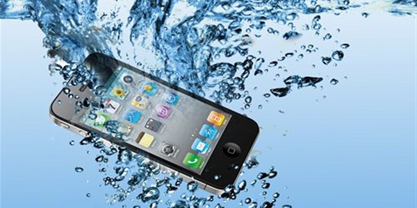تفسير حلم سقوط الهاتف في الماء في المنام