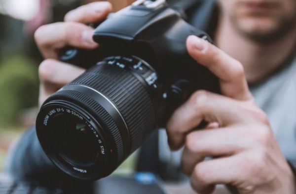 تفسير رؤية إلتقاط الصور مع شخص أعرفه في المنام