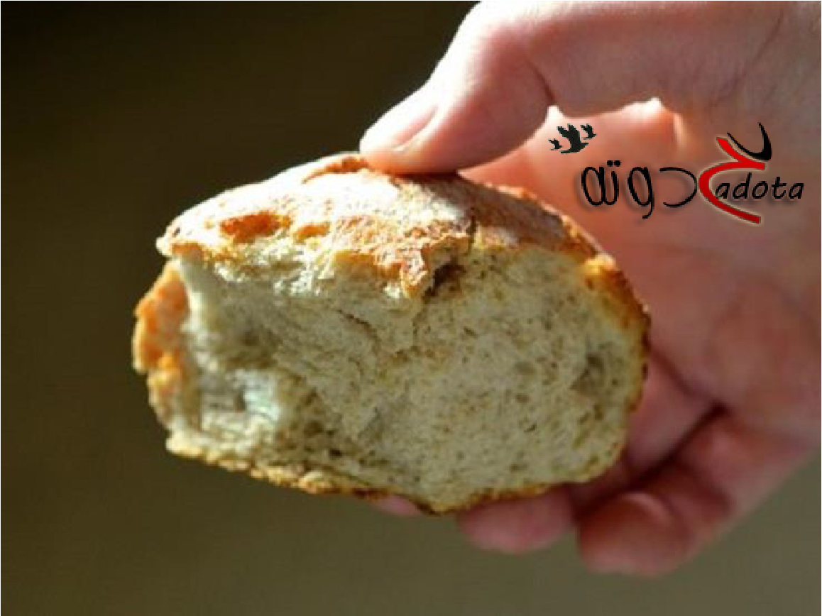 تفسير حلم الخبز مرمي على الأرض و معنى جمع الخبز من الأرض في المنام