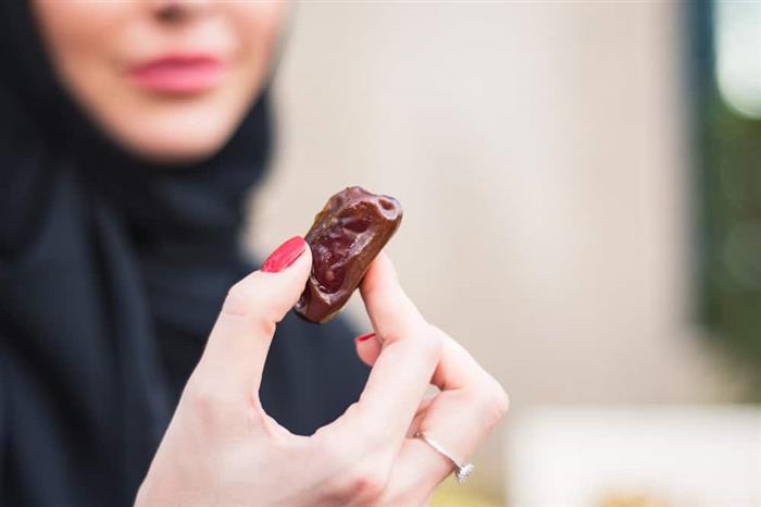 تفسير حلم اكل التمر مع الميت في المنام