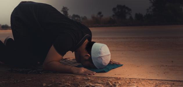 تفسير حلم الصلاة بملابس سوداء في المنام
