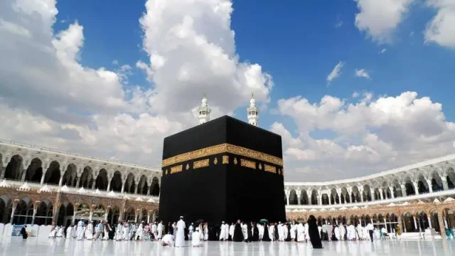 تفسير الصلاة داخل الكعبة