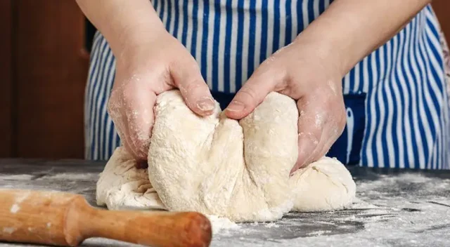 تفسير رؤية امرأة تخبز