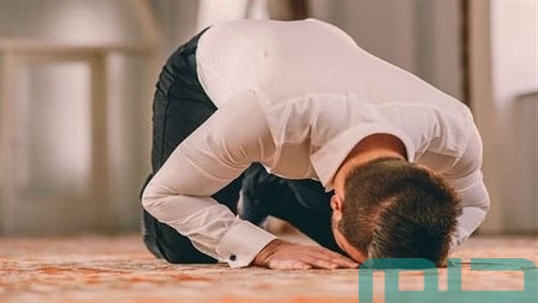 ما تفسير حلم الصلاة في غير اتجاه القبلة للميت؟