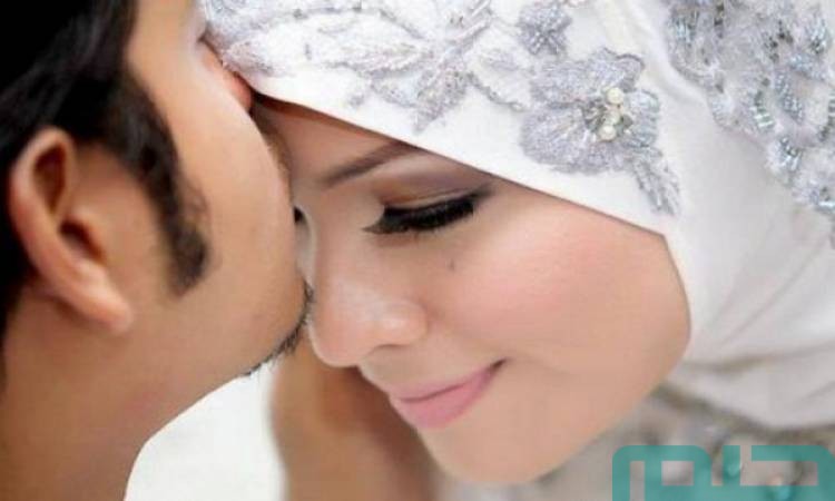 ما تفسير حلم تقبيل الزوجة لزوجها المتوفي من عام؟